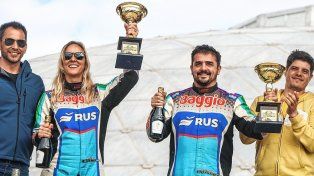 La celebración de Nadia Cutro y su navegante Luciano Bombaci tras su buen paso por La Rioja.