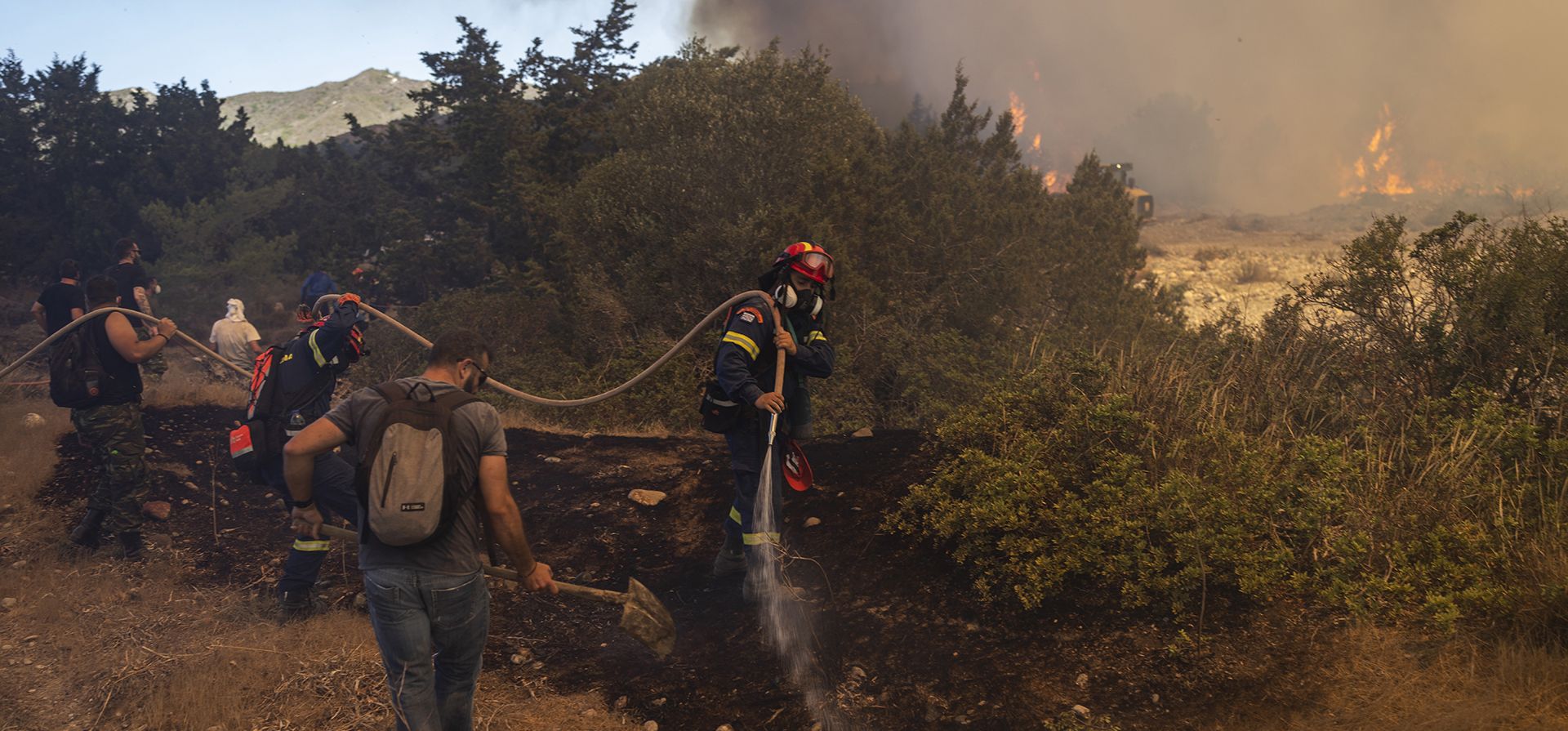Los bomberos operan durante un incendio forestal en la aldea de Vati, en la isla de Rodas, en el mar Egeo, en el sureste de Grecia, el martes 25 de julio de 2023. (Foto AP/Petros Giannakouris) Los bomberos operan durante un incendio forestal en la aldea de Vati, en la isla de Rodas, en el mar Egeo, en el sureste de Grecia, el martes 25 de julio de 2023. (Foto AP/Petros Giannakouris)