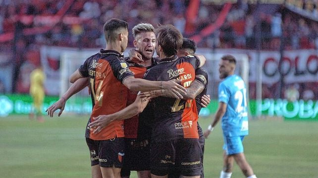 Colón no tuvo piedad del flojo momento de Atlético Tucumán.