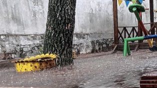La escuela Coronel Navarro no pudo seguir con el desarrollo de las clases ya que la lluvia inundó las instalaciones.