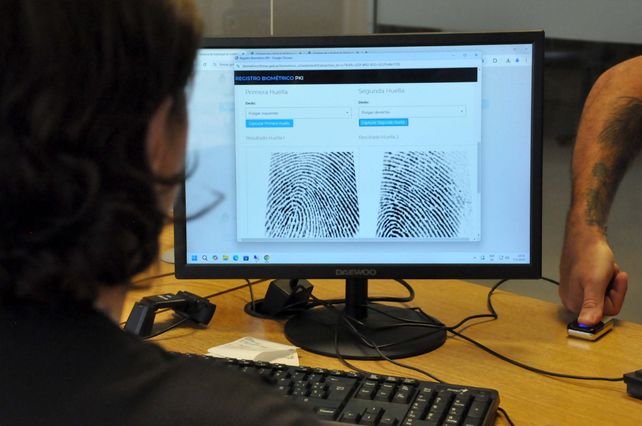El trámite de firma digital consiste en validar la identidad tomándole datos biométricos al requiriene: una fotografía y las huellas dactilares.