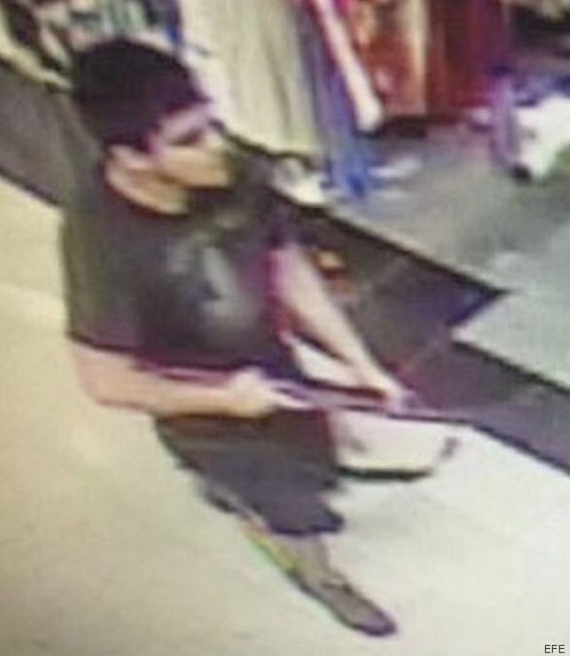 El agresor captado por las cámaras de video del centro comercial.