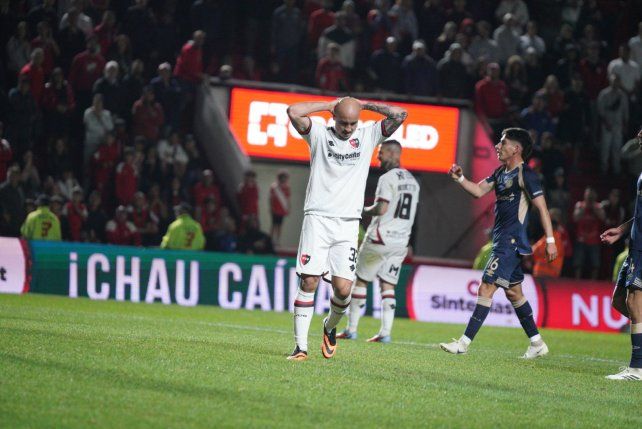 Cocoliso González se lamenta en la derrota ante Argentinos. Newells quedó complicado con el descenso.