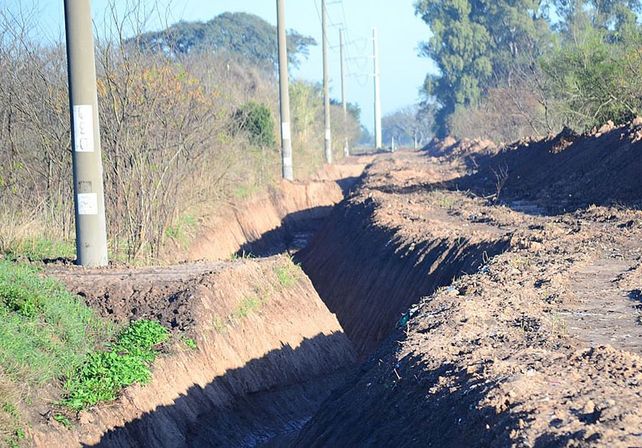 Riesgo. El polémico canal bordea las columnas. El desagüe pone en peligro el tendido de alta tensión / Foto: Gentileza Municipalidad de Recreo