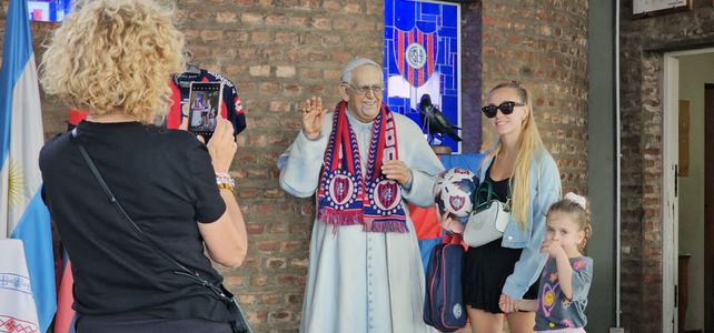 Muchas personas caminaron por la capilla y, por supuesto, se retrataron con la estatua de Francisco.