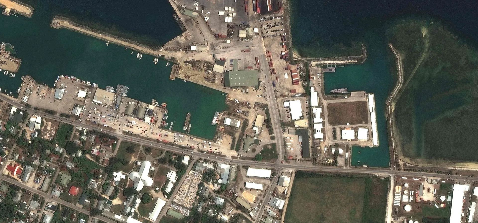 Las imágenes satelitales combinadas muestran las instalaciones portuarias en Nukualofa, la capital de Tonga, antes y después de la erupción. Fotografía: Imagen satelital ©2022 Maxar Tech/AFP/Getty Images