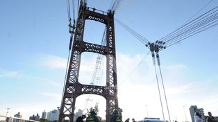 Rescataron a dos jóvenes que amenazaban con tirarse del Puente Colgante