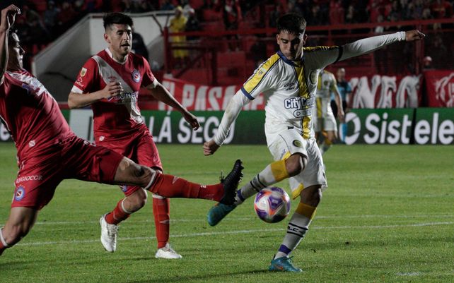 Buonanotte intenta definir, pero la pelota le quedó para la derecha. Se le fue al lado del palo.
