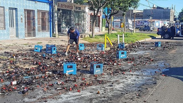 Así quedaron los vidrios de las botellas rotas sobre la calle.