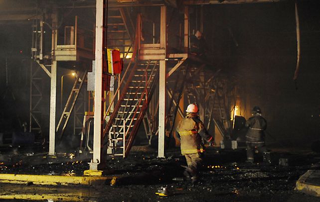 Ocho unidades de bomberos provenientes de Arroyo Seco