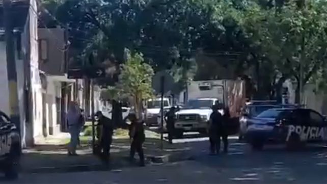Virasoro al 200. La Policía trabaja en el lugar donde un empleado judicial sufrió una grave amenaza.
