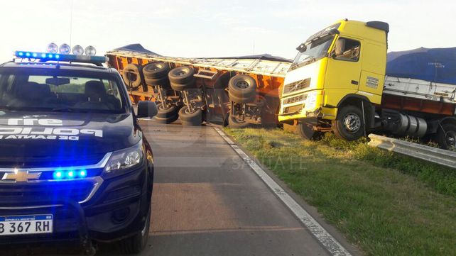 Tránsito interrumpido en la Circunvalación: un camionero quiso esquivar un animal y volcó