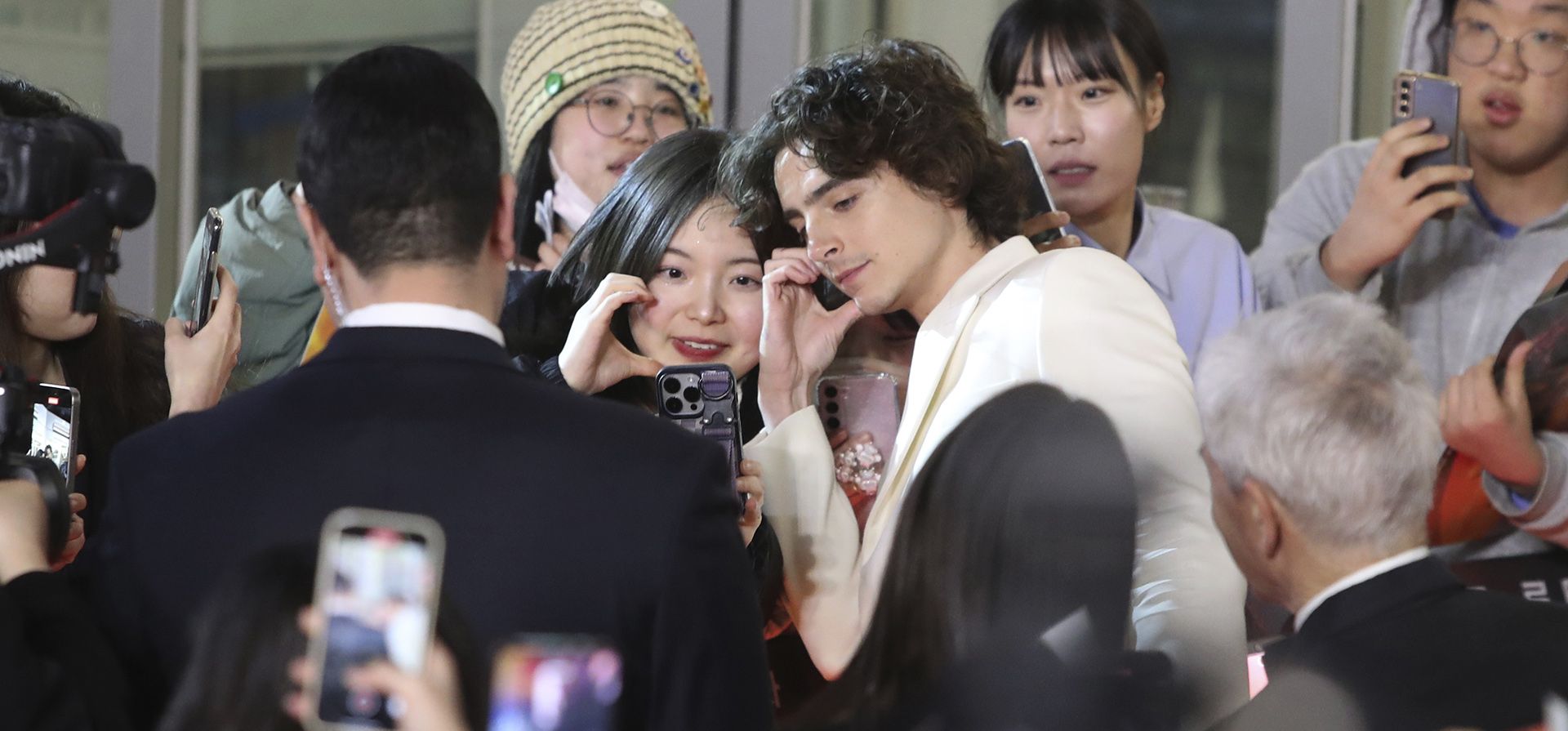 Timothée Chalamet se reúne con sus fans durante la alfombra roja de la película Dune: Part Two, Seúl, Corea del Sur. Fotografía: / AP Timothée Chalamet se reúne con sus fans durante la alfombra roja de la película Dune: Part Two, Seúl, Corea del Sur. Fotografía: / AP