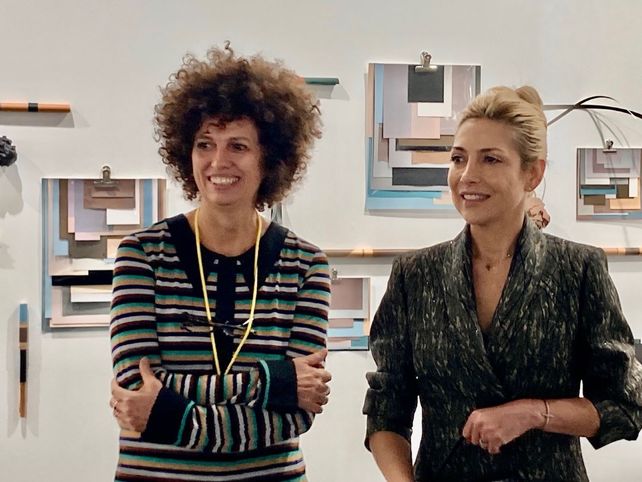 La artista Andrea Ostera junto a Fabiola Yañez.