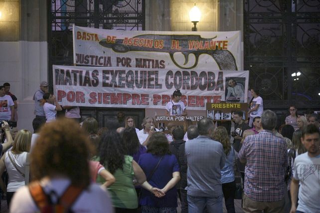 Un grupo de rosarinos se manifestó por mantener vivo el reclamo de justicia y seguridad.
