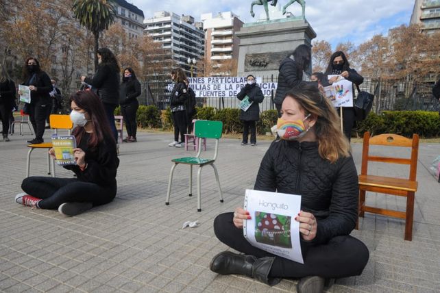 Propietarios y docentes de jardines particulares protestaron en plaza San Martín.