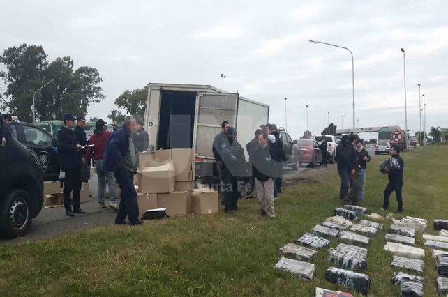 Secuestraron más de dos toneladas de marihuana a la altura de la Autopista Santa Fe - Rosario