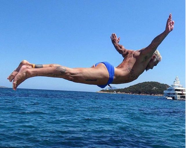 Es millonario, excéntrico y se volvió viral por sus increíbles bailes con hermosas mujeres