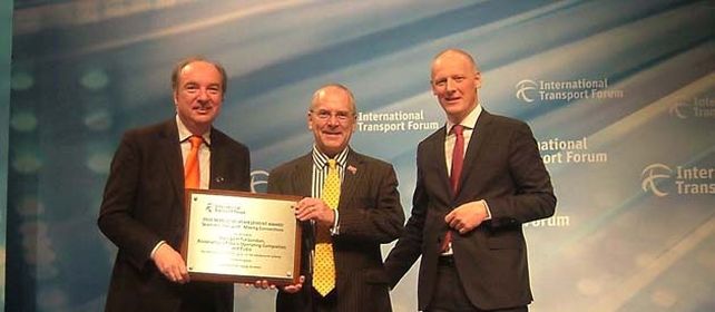 Funcionarios ingleses reciben el premio por el sistema.