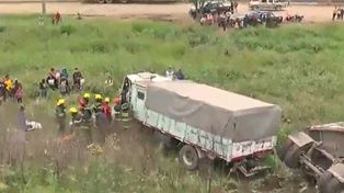 El camión y el acoplado terminaron a la vera de la autopista Rosario-Santa Fe.