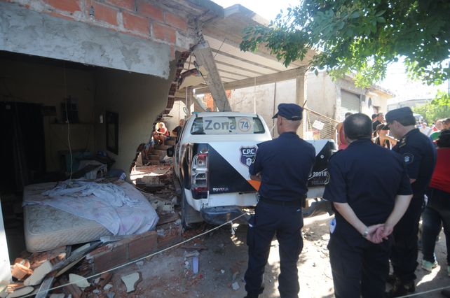 La camioneta Toyota Hilux volteó parte de la construcción de la vivienda donde descansaba Damián Villalba.