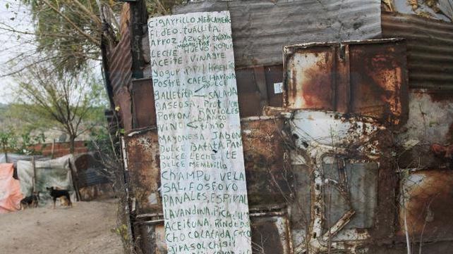 Barrio Antártida Argentina: Al borde de la barranca y cercados por la basura