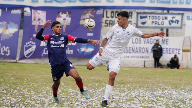 Primera C: Pancho Duré y Theo Guiñazú disputan la pelota en el clásico. Ambos jugadores son piezas importantes en el Charrúa y Salaíto. &nbsp;