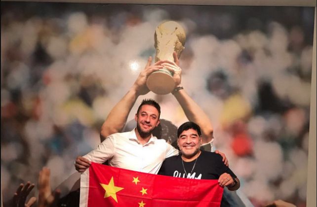 Maradona podría ser la cara de una fábrica de antorchas