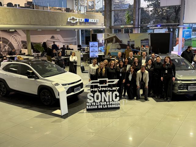 Pesado Castro y Chevromax presentaron el nuevo Chevrolet Sonic en Rosario.