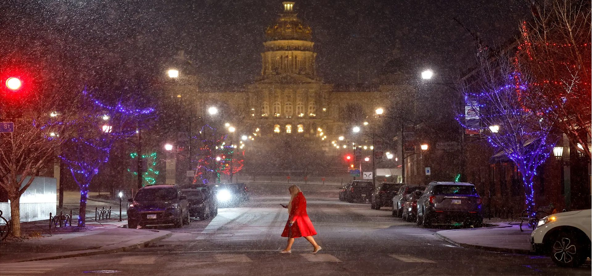 Un peatón pasa por el edificio del Capitolio del Estado de Iowa mientras el clima invernal obligaba a la candidata presidencial republicana Nikki Haley a cancelar un evento de campaña, Des Moines, Estados Unidos. Fotografía: Chip Somodevilla/Getty Images Un peatón pasa por el edificio del Capitolio del Estado de Iowa mientras el clima invernal obligaba a la candidata presidencial republicana Nikki Haley a cancelar un evento de campaña, Des Moines, Estados Unidos. Fotografía: Chip Somodevilla/Getty Images