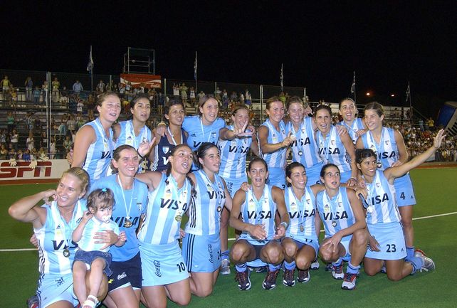 Marien Bianchini (abajo izquierda) con Las Leonas luego de ganar la final contra Holanda en el torneo Cuatro Naciones disputado en 2006.