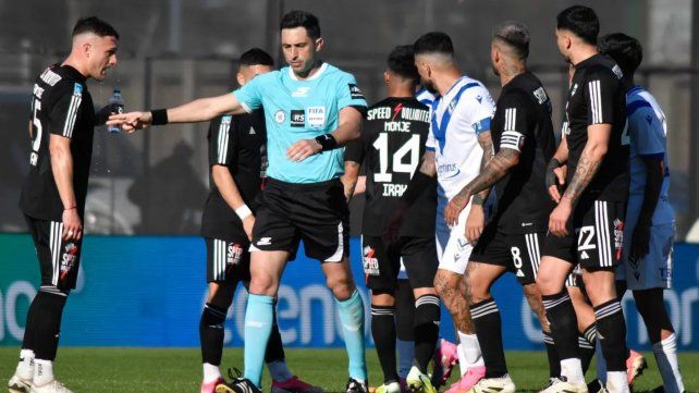 Vélez rescató un empate con polémica ante Riestra