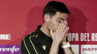 El árbitro vasco Ricardo De Burgos Bengoetxea, duramente cuestionado por Real Madrid antes del choque con Barcelona en la final de la Copa del Rey.