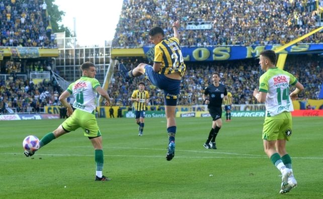 El luchador canalla. El delantero Alejo Veliz se ganó un lugar en base a su compromiso para disputar cada pelota como la última.