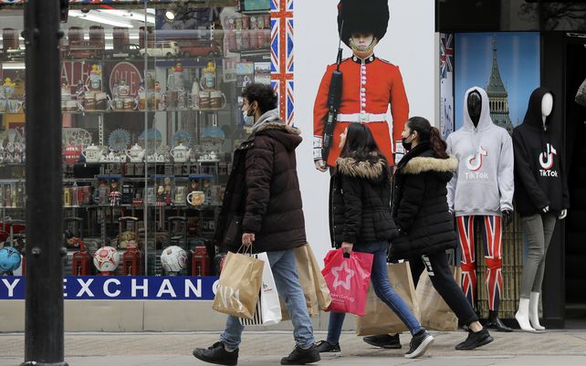 Tras meses de encierro los ingleses retoman las actividades restringidas