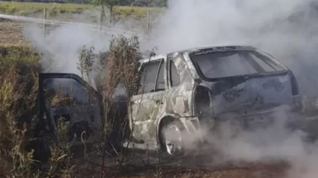 El VW Gol de Gustavo Gutiérrez fue hallado incendiado en inmediaciones del cementerio de Andino.