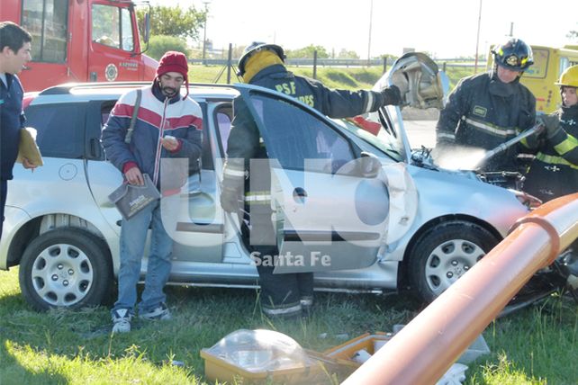 Chocó y tiró abajo una columna de alumbrado público en la ruta 168