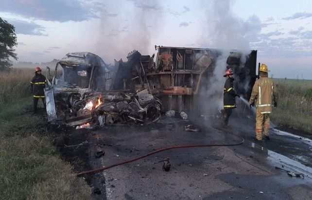 Hierros retorcidos. La colisión en cadena desató el incendio de varios vehículos.