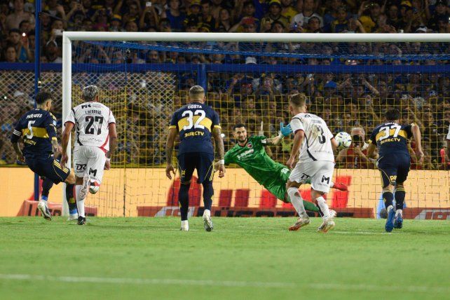 Sufre Newells. Leandro Paredes anota el segundo de Boca tras un polémico penal.