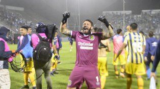 El definitivo. Broun se arrojó a la derecha y contuvo el penal del capitán Sigali.