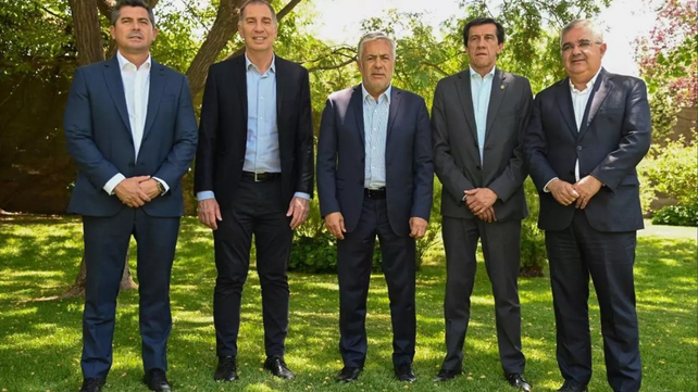 El ministro del Interior, Diego Santilli, junto a los gobernadores Marcelo Orrego (San Juan), Alfredo Cornejo (Mendoza), Carlos Sadir (Jujuy) y Ra&uacute;l Jalil (Catamarca).&nbsp;