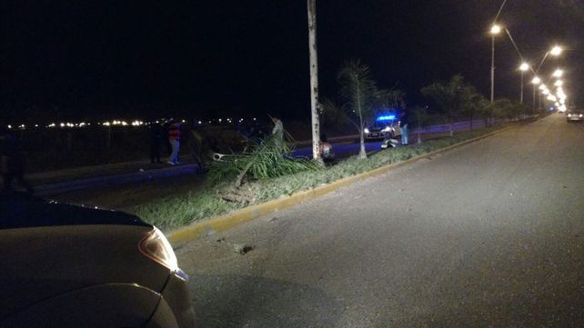 Un automóvil impactó contra otro y volcó en el carril contrario
