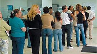 El Senado provincial puso un tope de 30 minutos para las colas en los bancos