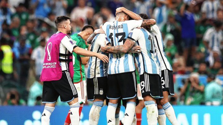 Los jugadores argentinos dieron rienda suelta al festejo con el hit de La Mosca en el vestuario ganador.