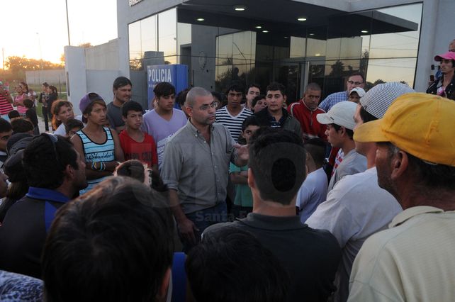Indignación. Los vecinos se manifestaron frente a la Comisaría luego de conocido el brutal ataque a una familia santotomesina.