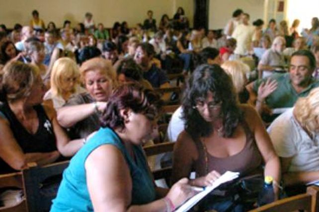 La propuesta para los docentes lleva a 4.000 pesos el sueldo inicial