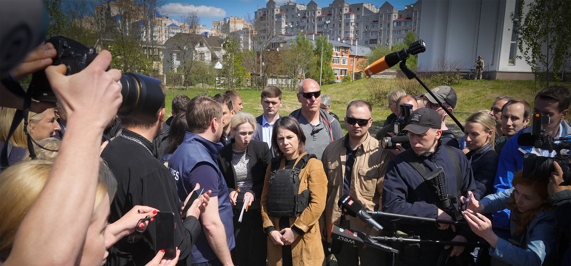 La ministra de Relaciones Exteriores de Alemania, Annalena Baerbock, visitó Bucha para tomar conocimientos de los crímenes de guerra que se cometieron en Bucha, en las afueras de Kiev, Ucrania, el martes 10 de mayo de 2022.