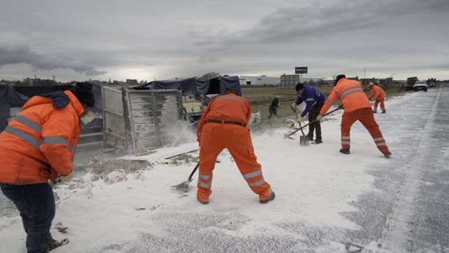 La harina cubrió el pavimento en la autopista Rosario-Buenos Aires.