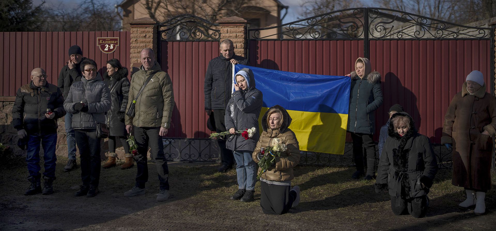La gente rinde homenaje mientras pasa el ataúd de Serhii Havryliuk, de 48 años, durante su cortejo fúnebre en la aldea de Tarasivka, cerca de Kiev, Ucrania, el miércoles 15 de febrero de 2023. (Foto AP/Emilio Morenatti)