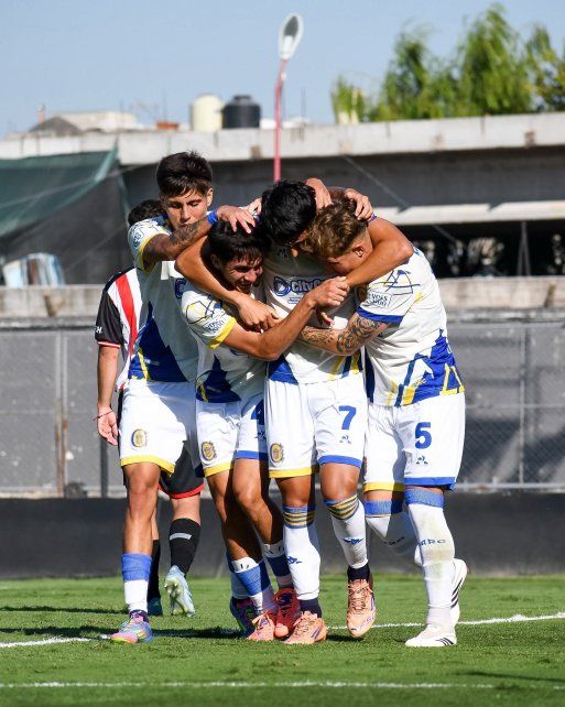 Los chicos de Central festejan en medio de la goleada canalla ante Barracas. El equipo se recuperó.
